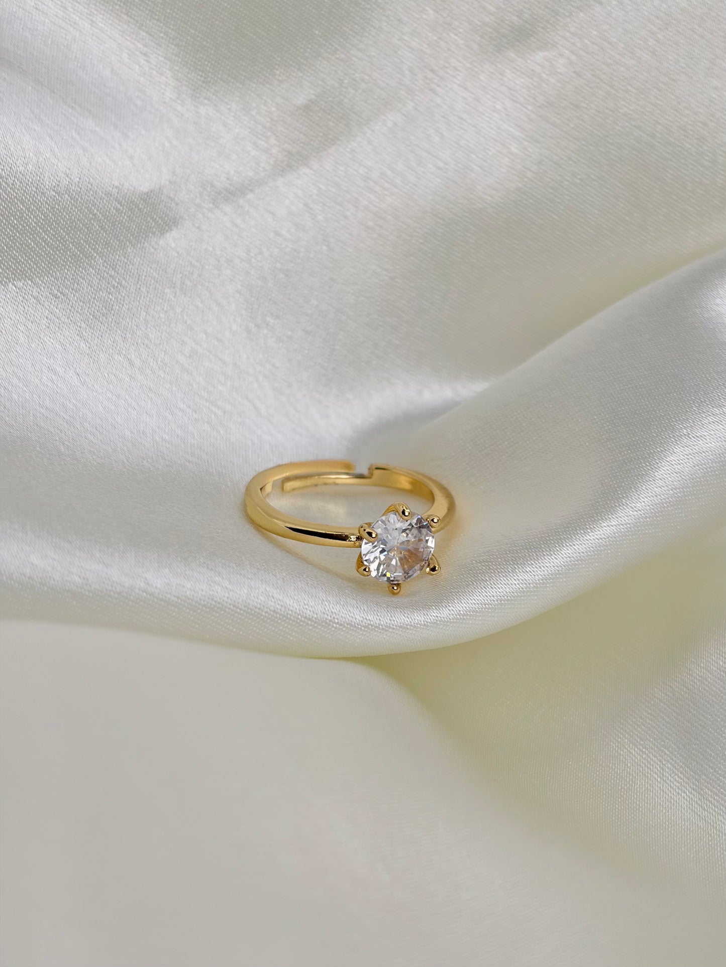 DAINTY SOLITAIRE RING