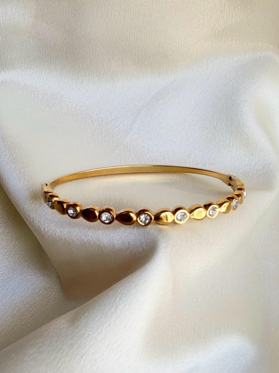 GOLDEN PETAL BRACELET