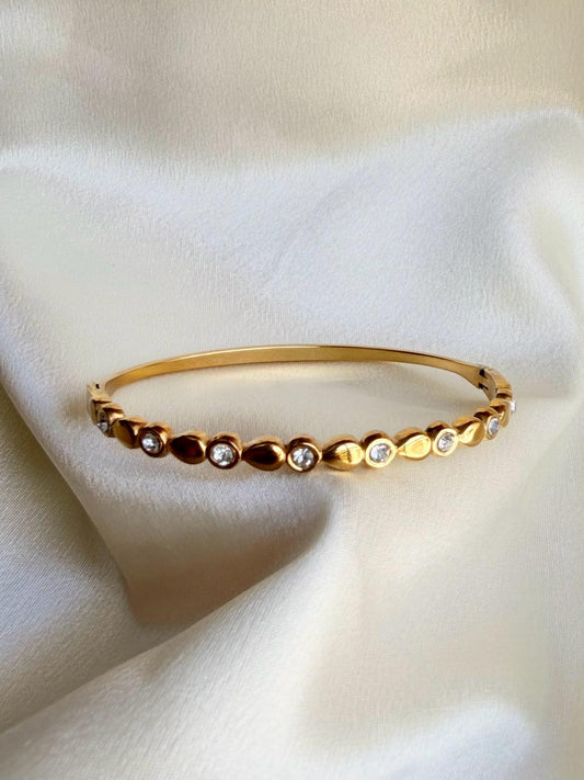 GOLDEN PETAL BRACELET